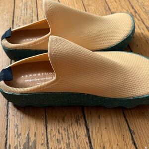 ASPORTUGUESAS slip-on shoes from elastic fabric and feature a recycled material